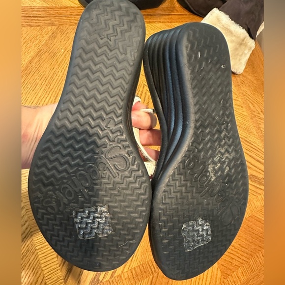 *NWOT” Skechers Women's Wedge Sandals  White/Black - Picture 4 of 6